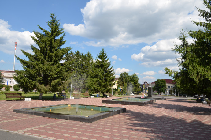 Міський сквер: фонтани, ялинки, відпочинок